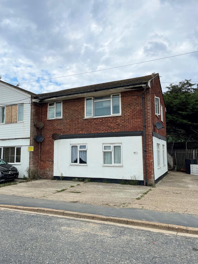 Lot: 129 - SELF-CONTAINED FLAT CLOSE TO BEACH -
